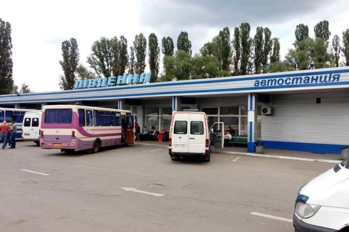 Будівля автостанції Південна в Києві з автобусами на перроні