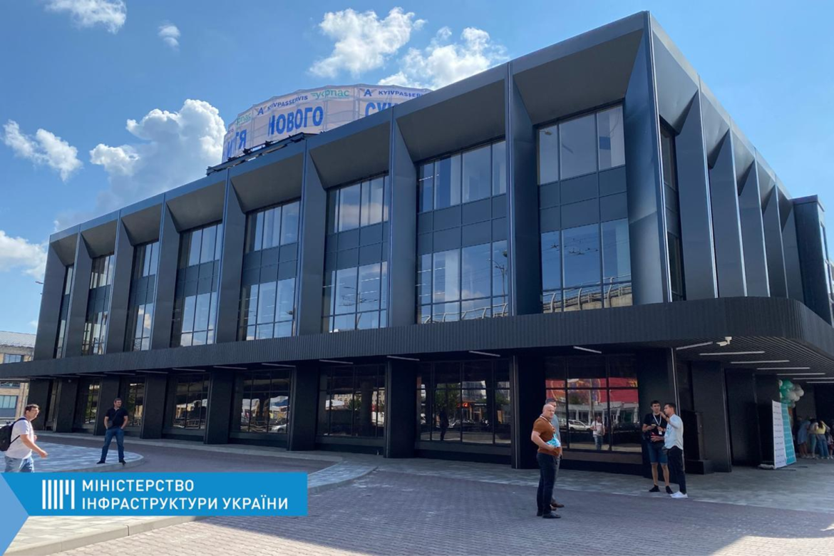 Сучасна будівля центрального автовокзалу Києва з темним фасадом та панорамним склінням