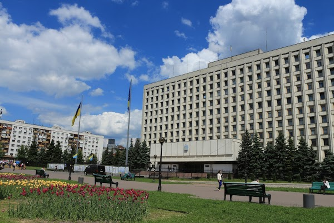 Адміністративна будівля Київської обласної адміністрації з прапором України на площі